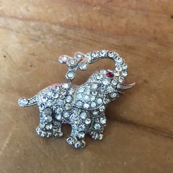 Sparkling Elephant Brooch - Picture 1 of 3